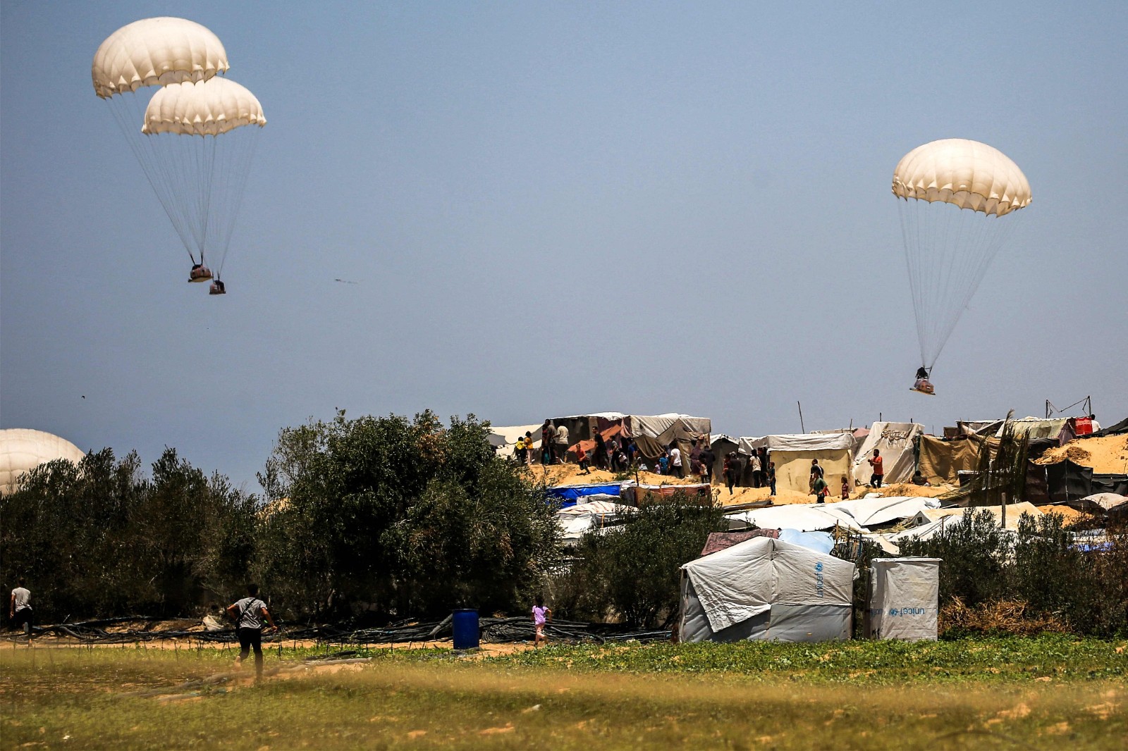 Humanitarian aid dropped on Khan Yunis falls near tents sheltering Palestinians displaced by conflict in southern Gaza, June 4, 2024. /CFP
