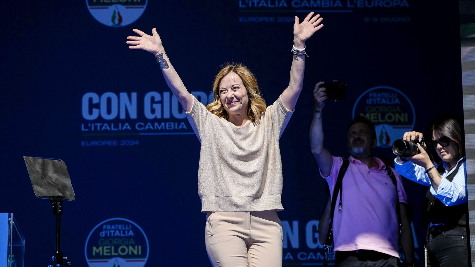 Italian PM Giorgia Meloni waves from the stage during an electoral rally ahead of the EU parliamentary elections, in Rome, Italy, June 1, 2024. /CFP