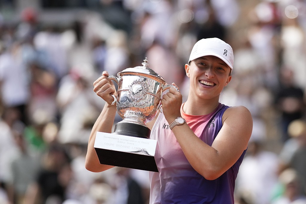Iga Swiatek of Poland poses with the French Open women's singles trophy after beating Jasmine Paolini of Italy in the final at Roland Garros in Paris, France, June 8, 2024. /CFP