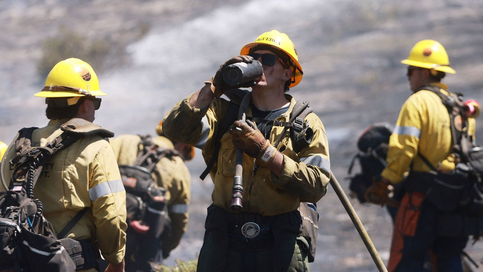 A Los Angeles firefighter drinks water while working the Cherry Fire in over 100 Fahrenheit (about 37.8 Celsius) weather near Gorman, California, U.S., June 5, 2024. /CFP