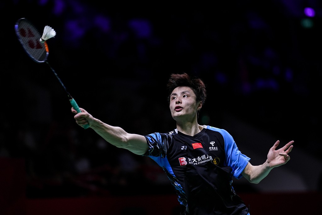 Shi Yuqi of China competes in the men's singles semifinals against Li Shifeng of China at the Indonesia Open in Jakarta, Indonesia, June 8, 2024. /CFP