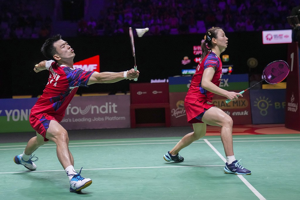 Zheng Siwei (L) and Huang Yaqiong of China compete in the mixed doubles semifinals against Dechapol Puavaranukroh and Sapsiree Taerattanachai of Thailand at the Indonesia Open in Jakarta, Indonesia, June 8, 2024. /CFP
