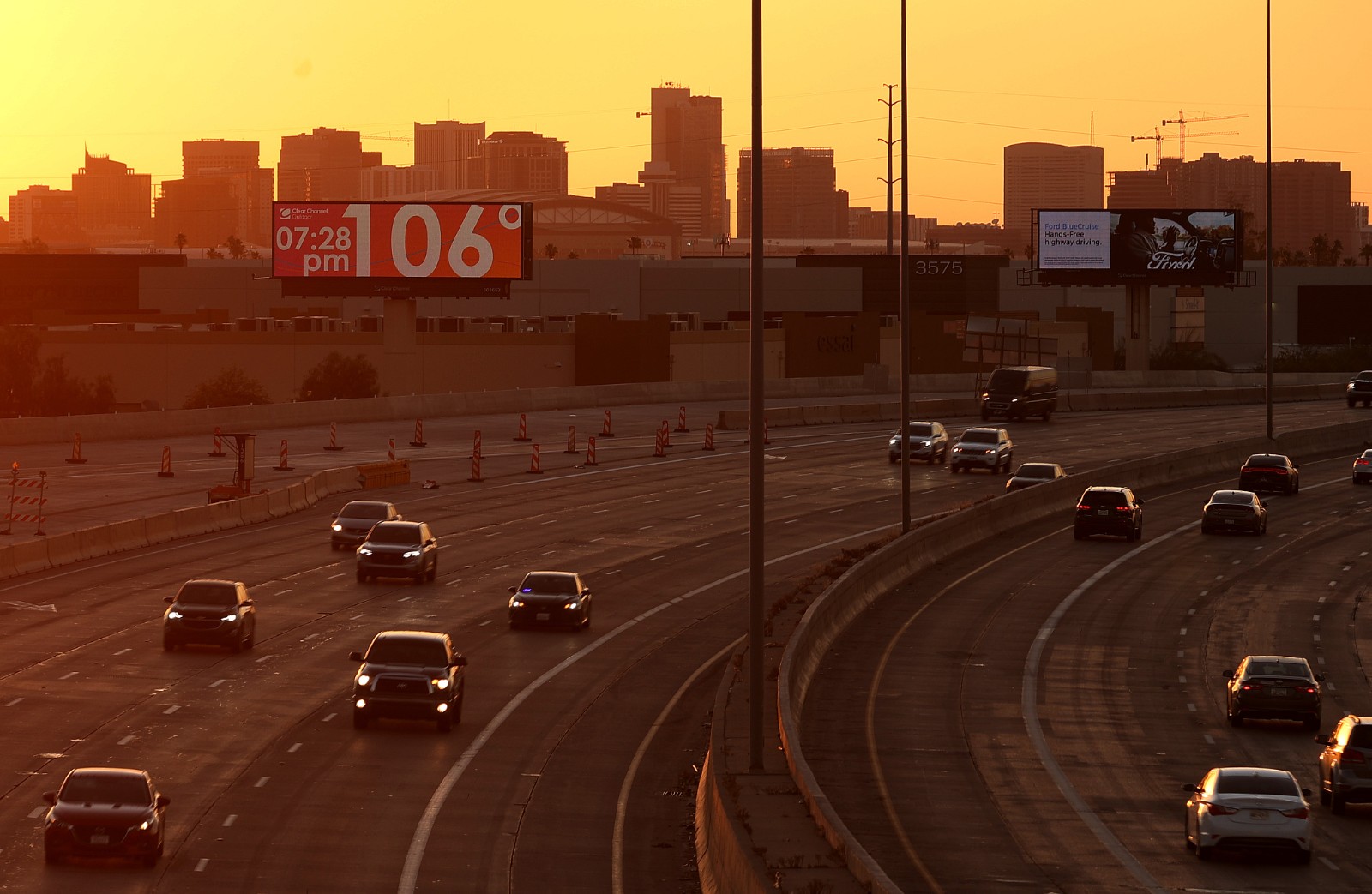 A billboard shows temperatures over 100 degrees Fahrenheit (about 37.8 degrees Celsius), Phoenix, U.S., June 5, 2024. /CFP