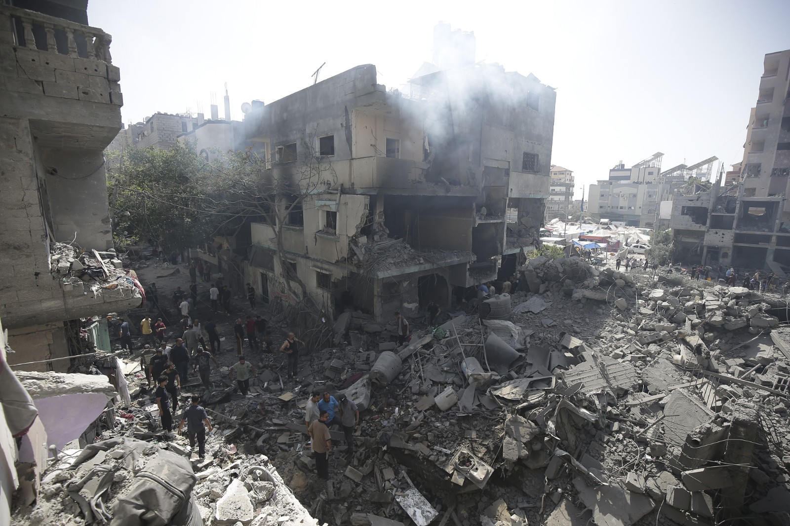 Palestinians look at the aftermath of the Israeli bombing at the Nuseirat refugee camp, Gaza Strip, June 8, 2024. /CFP