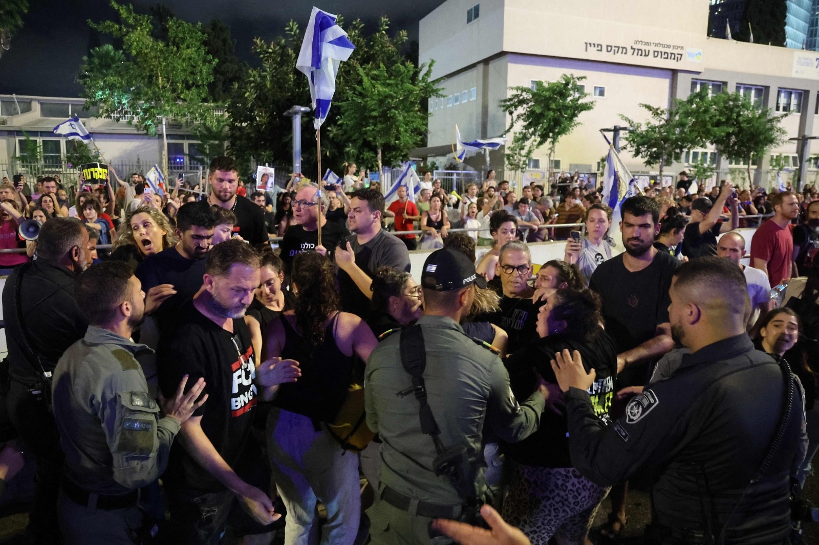 Israeli police block the road ahead of relatives and supporters of Israelis taken hostage during a demonstration calling for their release in the central city of Tel Aviv, Israel, June 8, 2024. /CFP