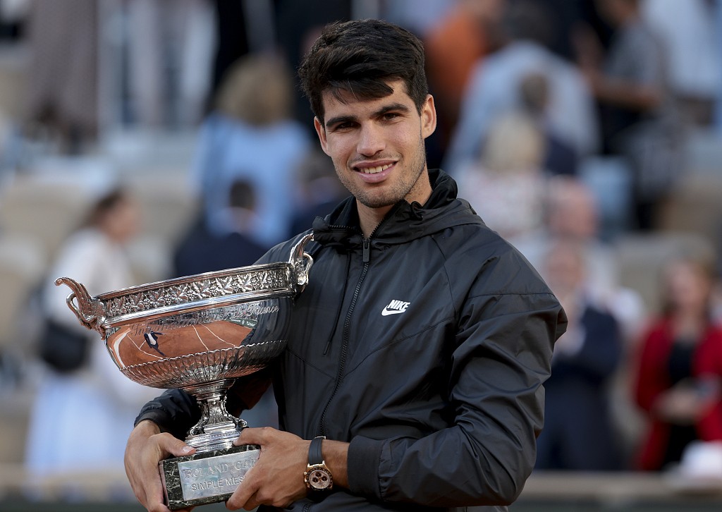 Carlos Alcaraz of Spain poses with the French Open men's singles trophy after defeating Alexander Zverev of Germany in the final at Roland Garros in Paris, France, June 9, 2024. /CFP
