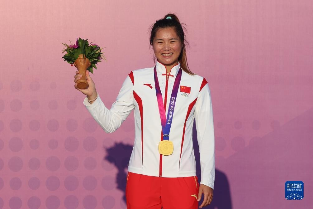 Chen Jingyue of China poses with the women's kiteboarding gold medal after winning it at the 19th Asian Games in Hangzhou, east China's Zhejiang Province, September 27, 2023. /Xinhua