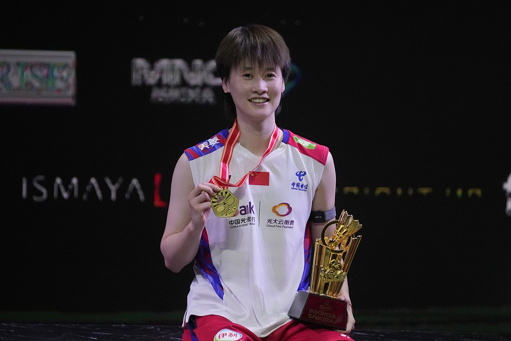 Chen Yufei of China poses with the women's singles trophy after defeating An Se-young of South Korea in the final at the Indonesia Open in Jakarta, Indonesia, June 9, 2024. /CFP