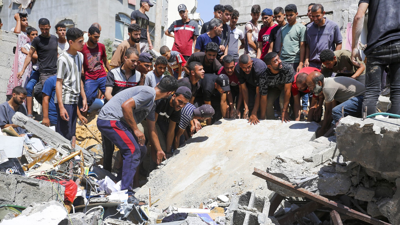 Palestinians conduct a search and rescue operations among the rubbles after Israeli warplanes targeted the house of the El-Safi family in the Nuseirat refugee camp area in Gaza, June 9, 2024. /CFP