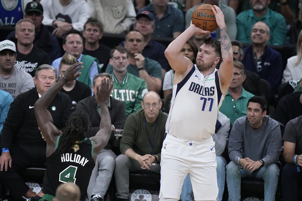 Luka Doncic (#77) of the Dallas Mavericks shoots in Game 2 of the NBA Finals against the Boston Celtics at TD Garden in Boston, Massachusetts, June 9, 2024. /CFP
