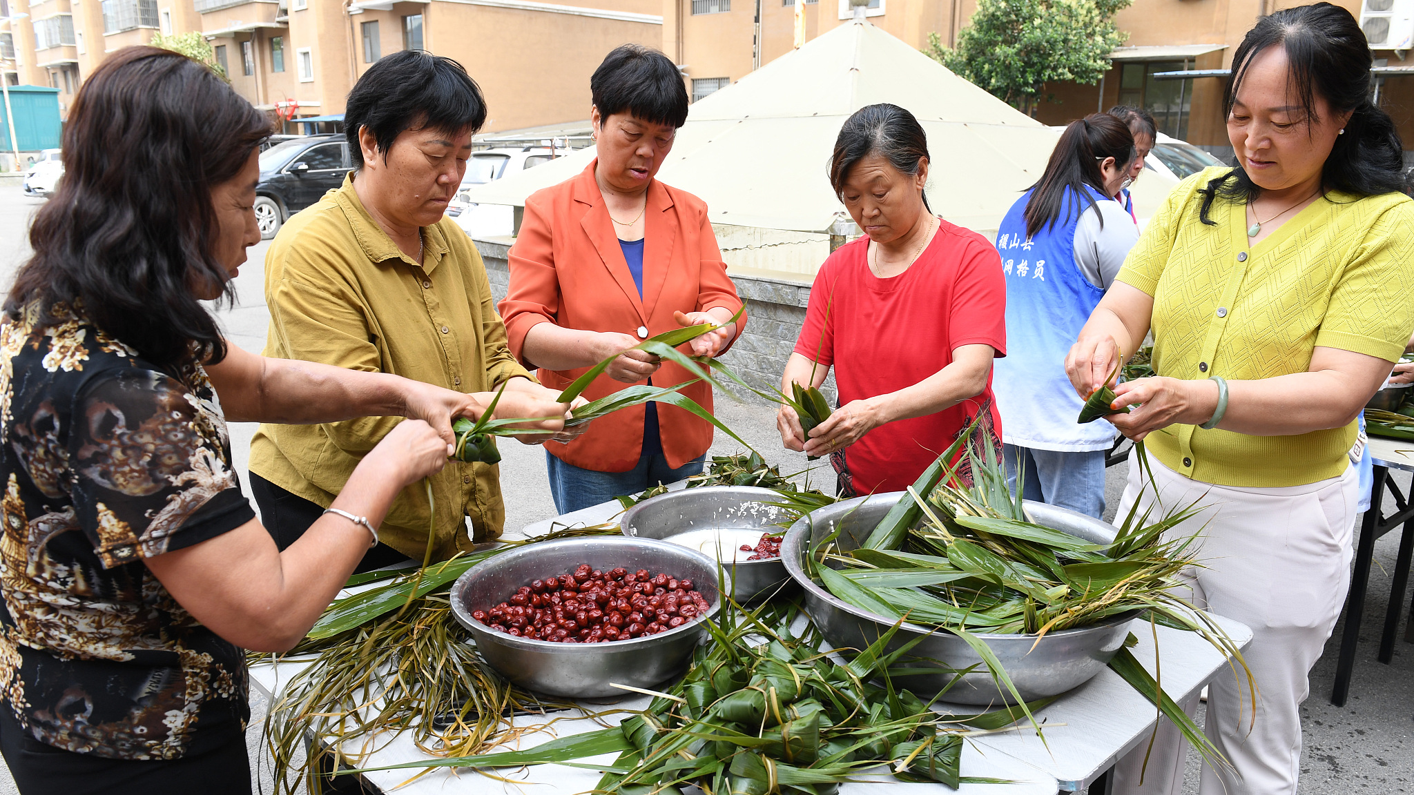 Residents of Dafo Community at Jishan County Community Service Center take part in zongzi making contest in Yuncheng, Shanxi Province, China, June 6, 2024. /CFP
