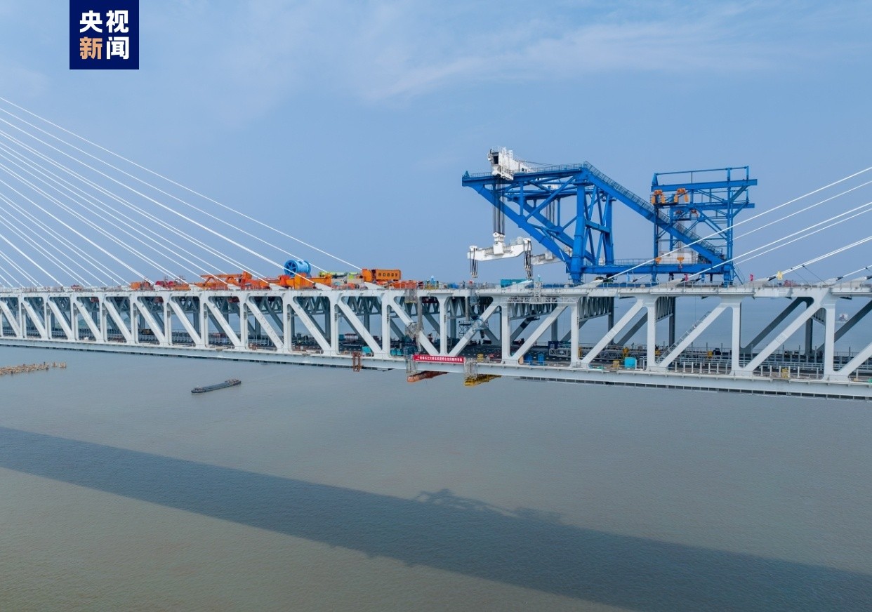 Construction site of closure of the main girder of the Changtai Yangtze River Bridge, which connects cities of Changzhou and Taizhou in east China's Jiangsu Province, June 9, 2024. /CMG