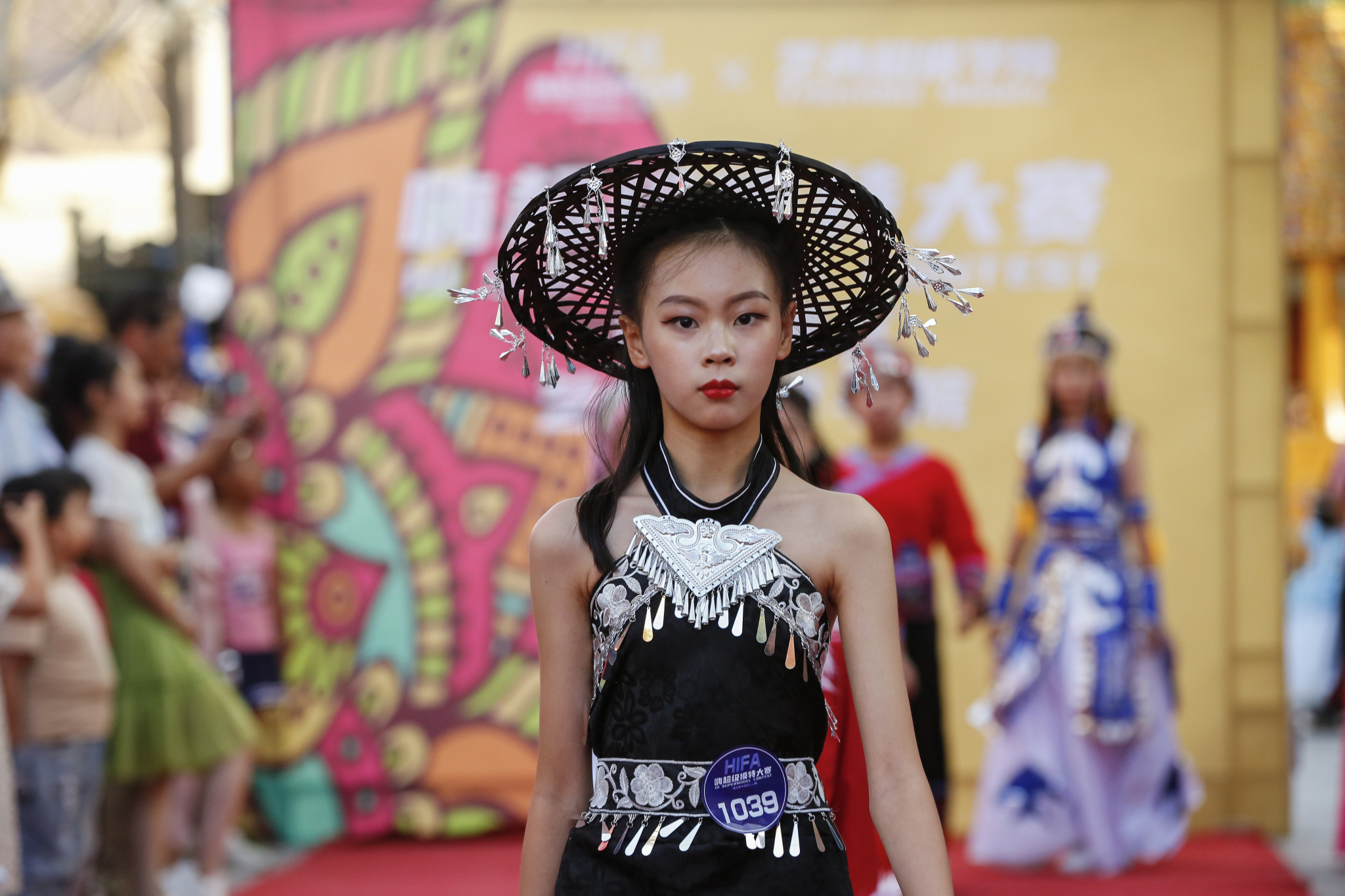 A girl walks down the catwalk at a modeling contest in Kuqa City, Xinjiang on June 9, 2024. /CFP
