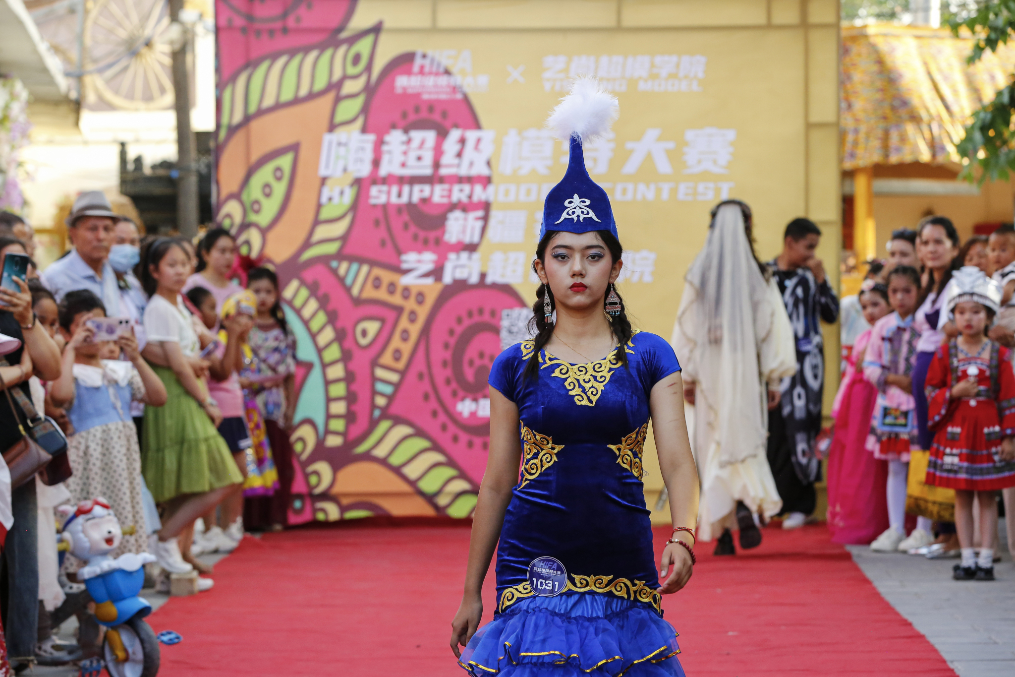 A girl walks down the catwalk at a modeling contest in Kuqa City, Xinjiang on June 9, 2024. /CFP