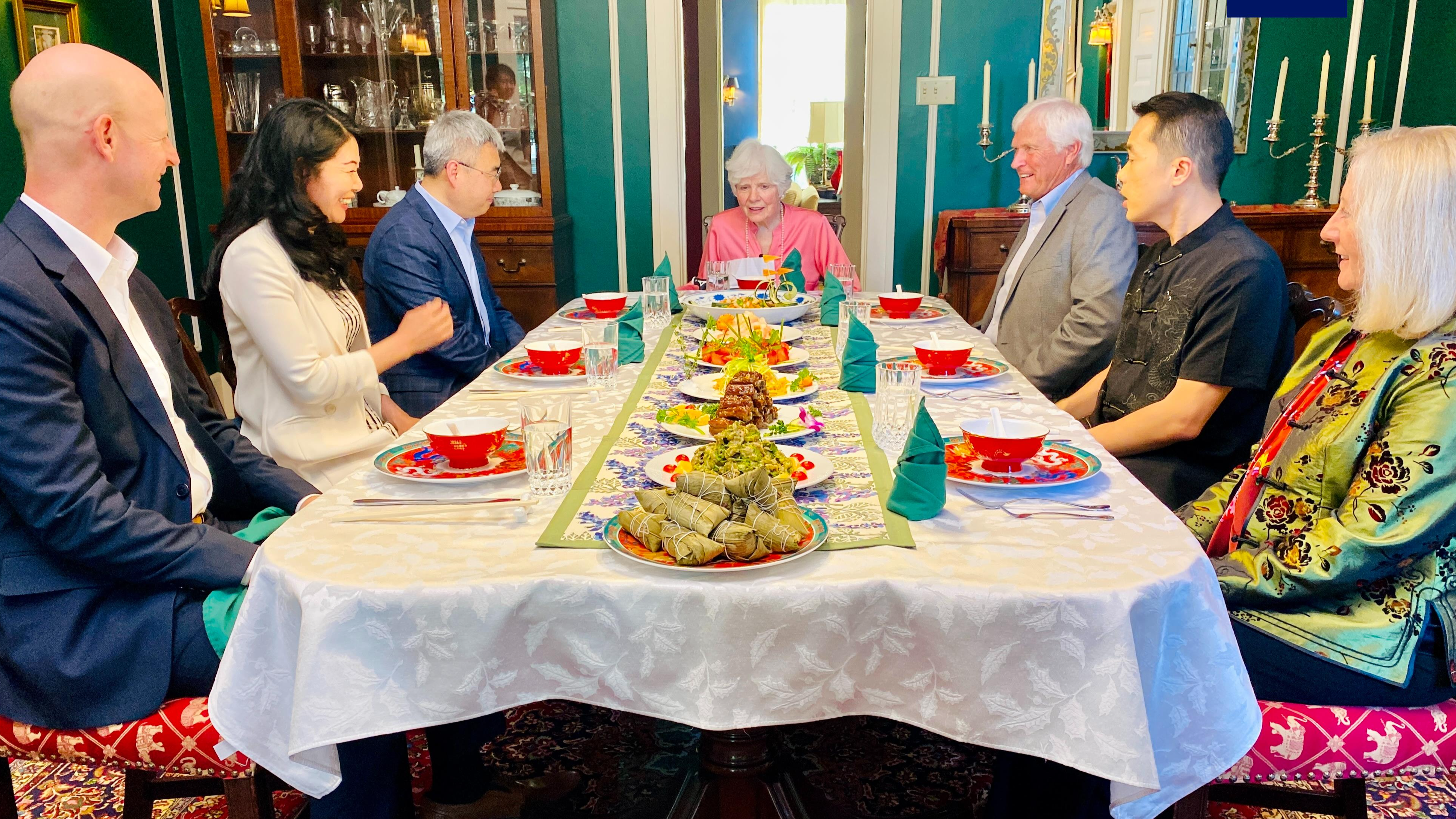 Sarah Lande (C) with representatives from China and the United States to celebrate the Dragon Boat Festival at her home in the U.S. state of Iowa, June 10, 2024. /CMG