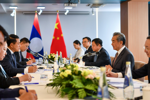 Wang Yi (2nd R) holds talks with Saleumxay Kommasith in Nizhny Novgorod, Russia, June 10, 2024. /Chinese Foreign Ministry