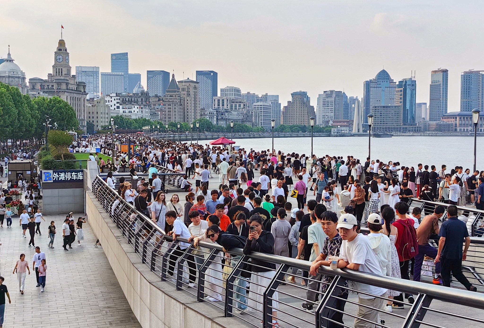 Tourists throng the Bund, Shanghai, China, June 9. 2024. /CFP