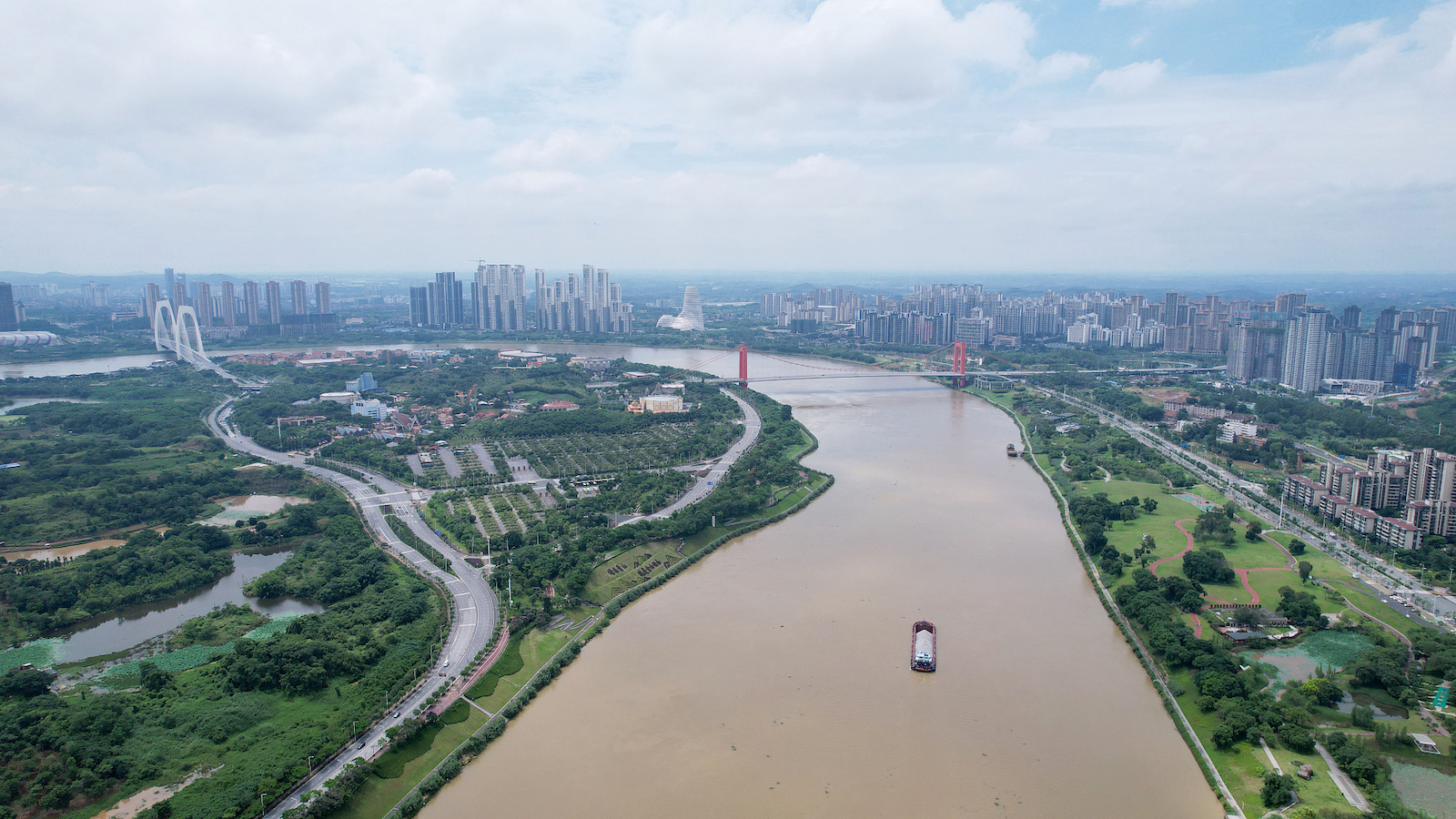 Yongjiang River becomes muddy in Nanning City, Guangxi Zhuang Autonomous Region, south China, June 6, 2024. /CFP