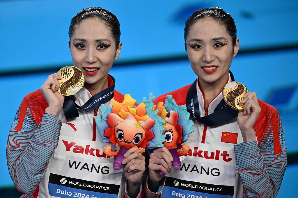 Wang Liuyi and Wang Qianyi of China pose with the artistic swimming women's duet free routine gold medals at the World Aquatics Championships in Doha, Qatar, February 8, 2024. /CFP