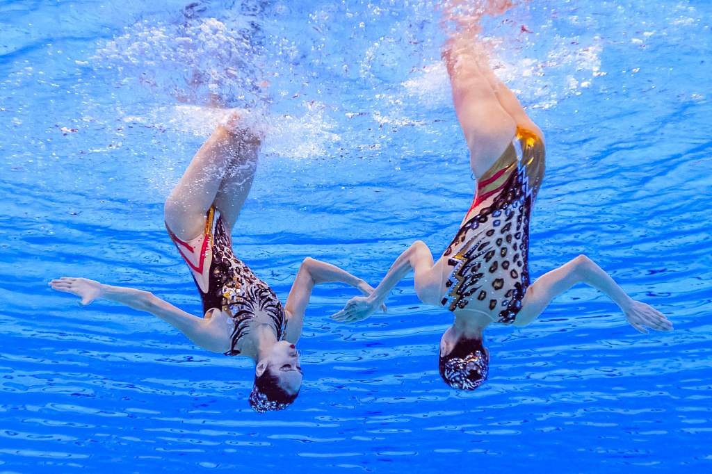 Wang Liuyi and Wang Qianyi of China perform in the artistic swimming women's duet free routine event at the World Aquatics Championships in Doha, Qatar, February 8, 2024. /CFP