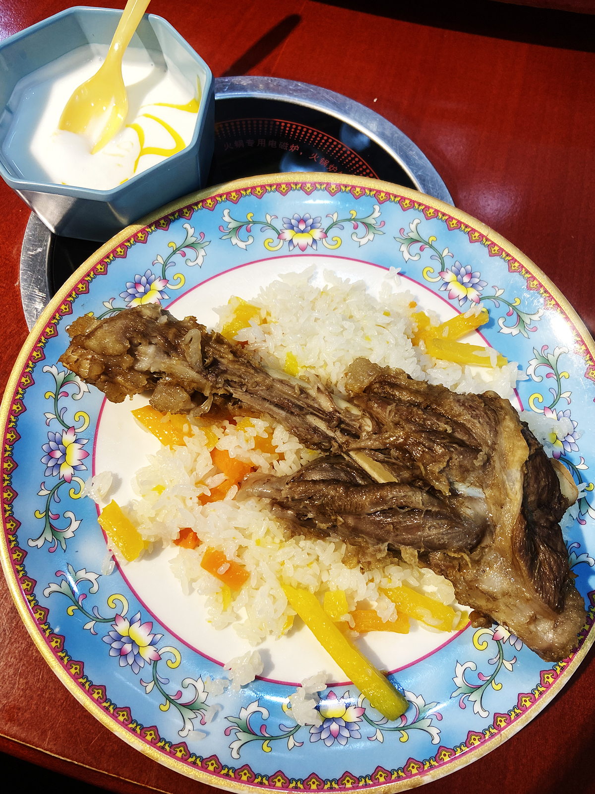 A plate of lamb shank pilaf is served at a restaurant in Xinjiang. /CGTN