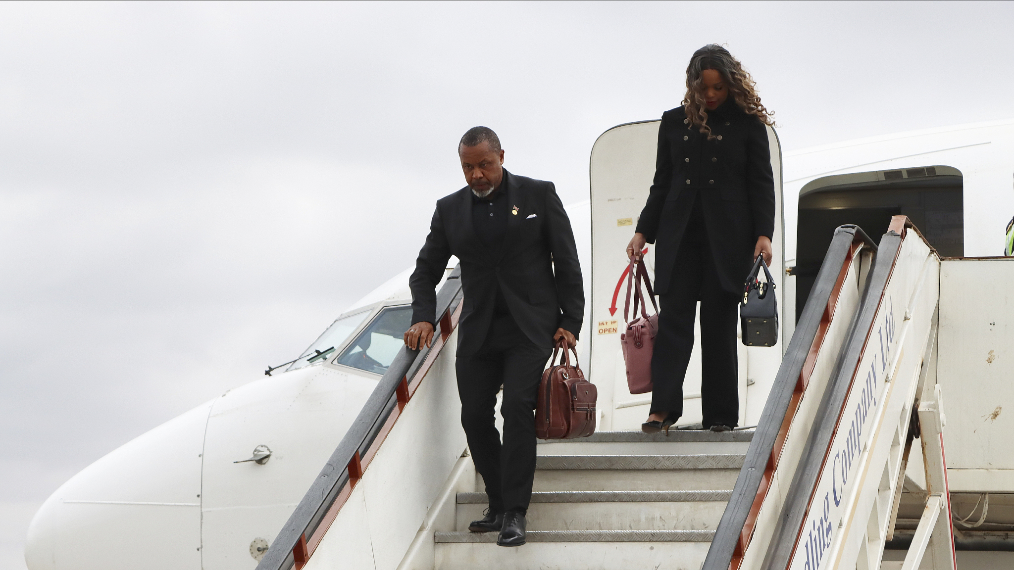 Malawian Vice President Saulos Chilima (L) and his wife Mary disembark from a plane upon his return from South Korea in Lillongwe, June 9, 2024. /AP