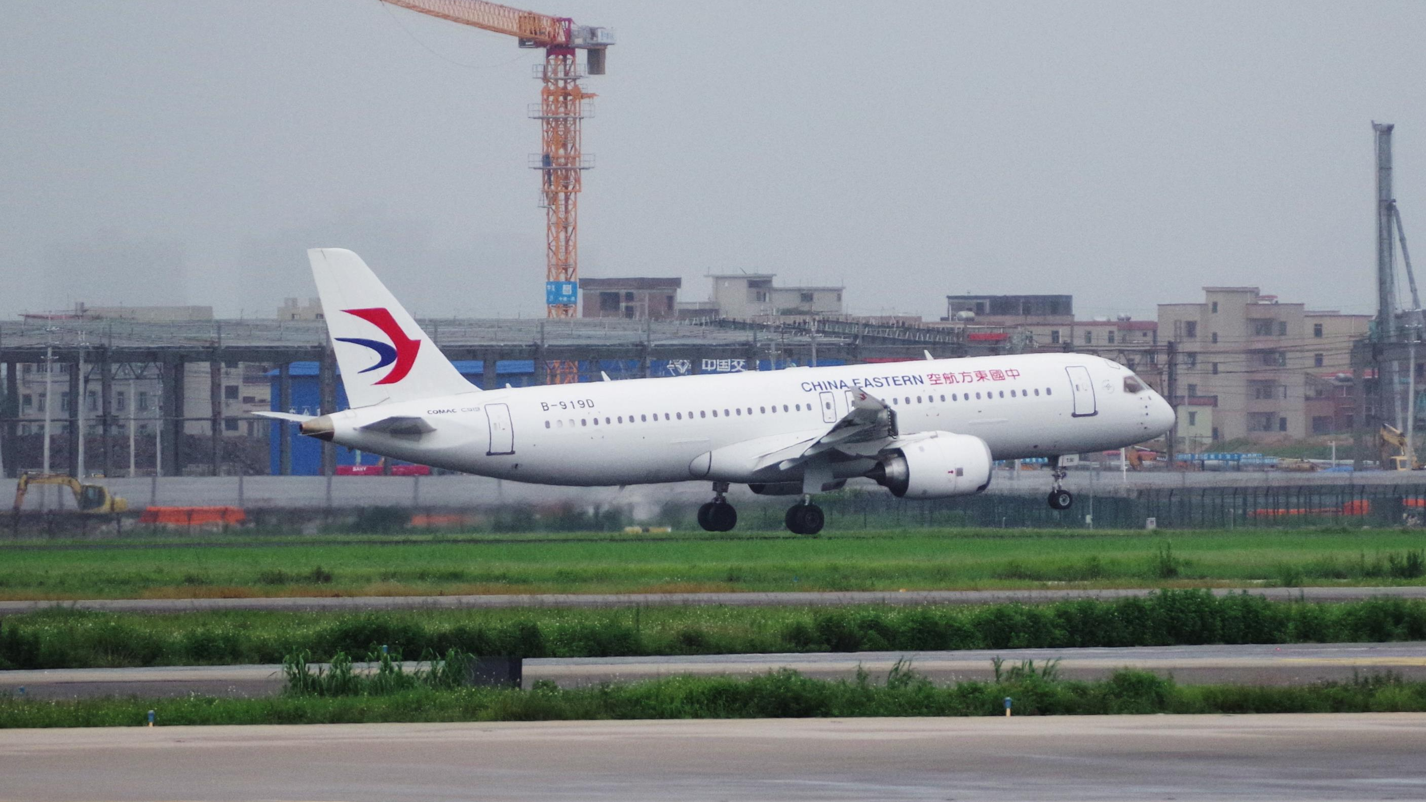 A C919 jetliner lands at Guangzhou Baiyun International Airport, Guangzhou City, south China's Guangdong Province, June 1, 2024. /CMG