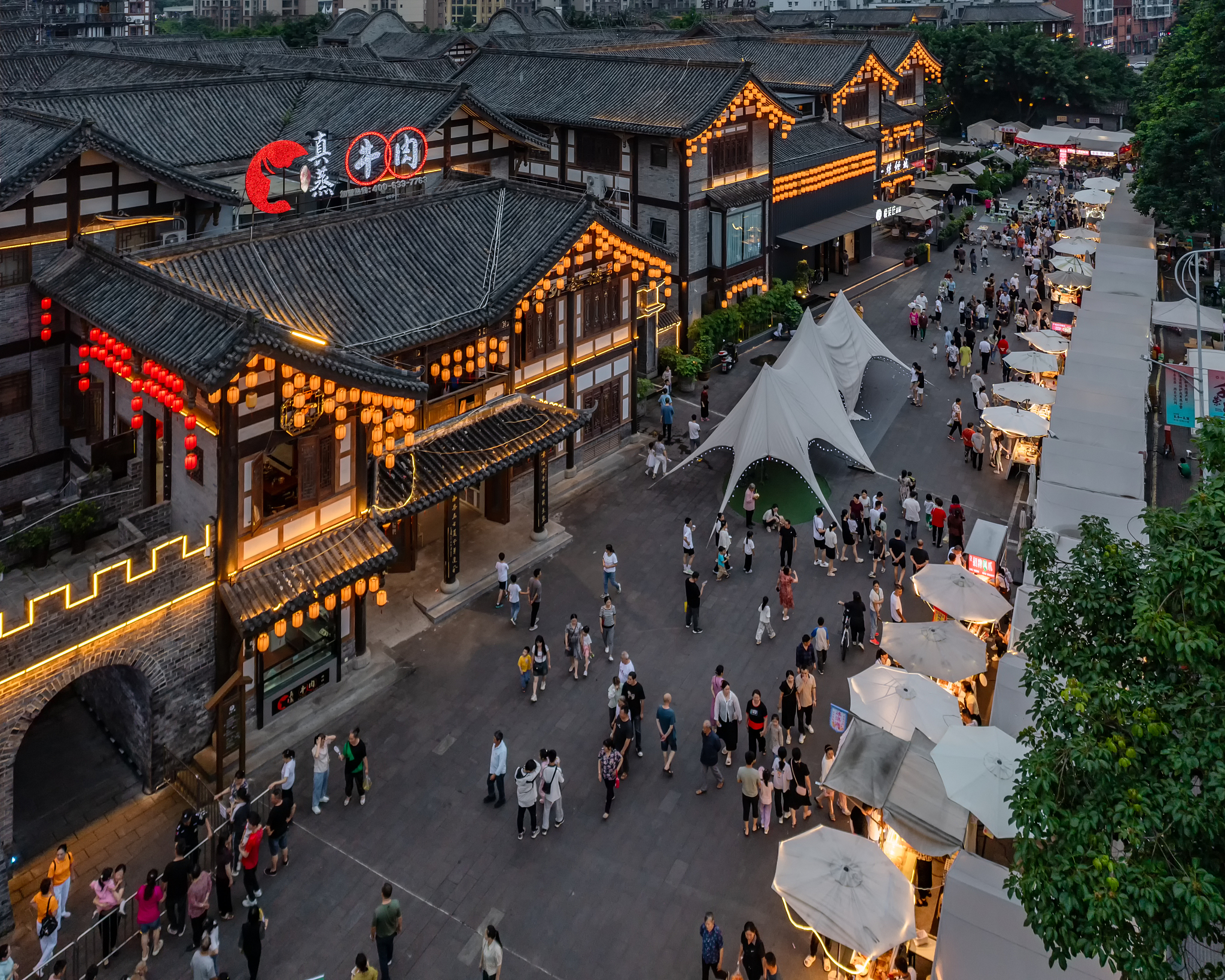 Tourists gathered in Xiabu Town in Chongqing to watch the performance on June 10./ CFP