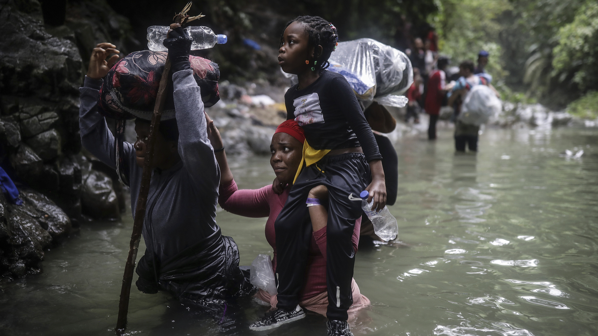 Haitian migrants wade through water as they cross the Darien Gap from Colombia to Panama in hopes of reaching the U.S., May 9, 2023. /CFP