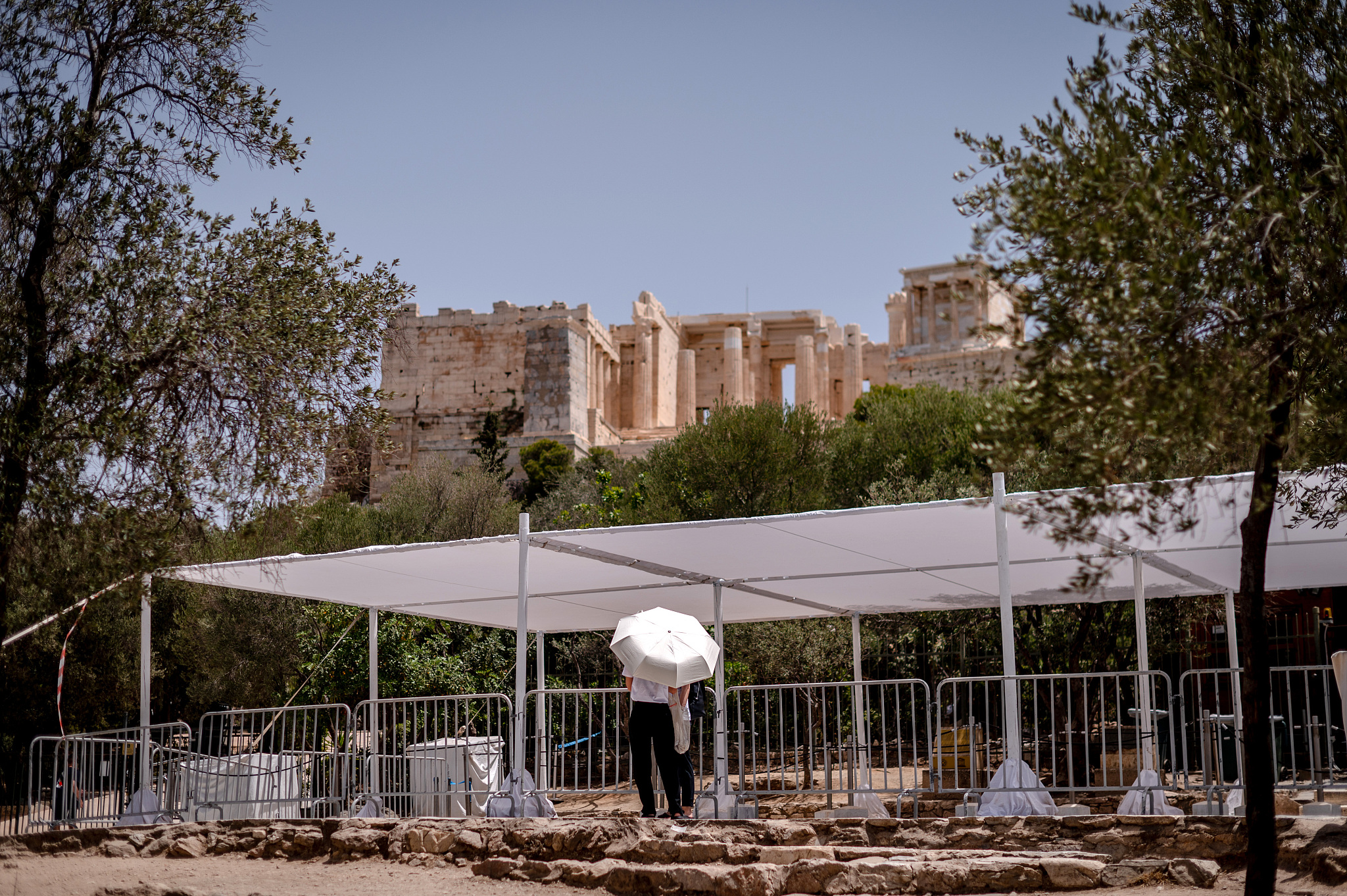 Tourists outside the closed entrance to the Acropolis ancient site during high temperatures in Athens, Greece, June 12, 2024. /CFP
