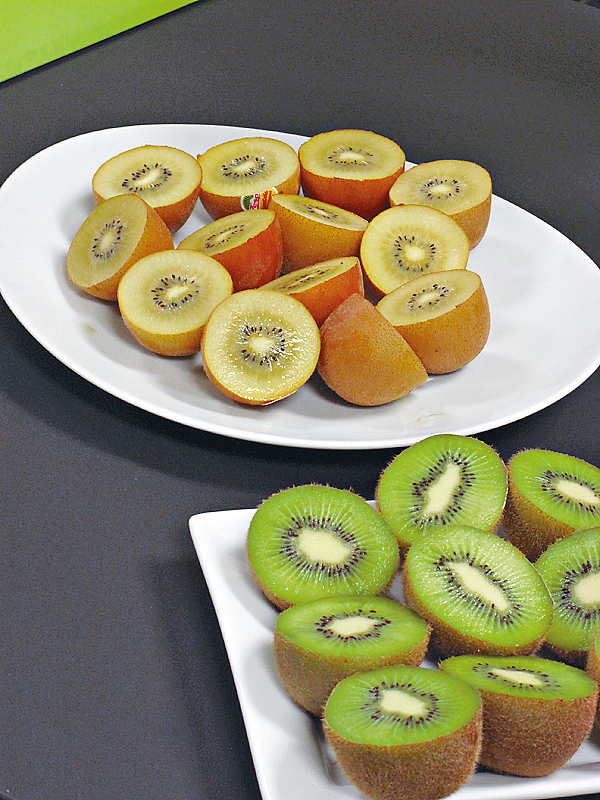 An undated file photo shows golden kiwifruits (background), which are known to contain more vitamin C than their green counterparts (foreground). /CFP