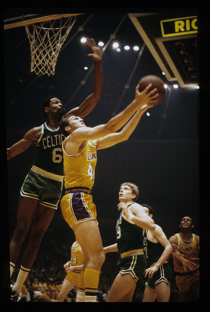 Jerry West (L2) of the Los Angeles Lakers tries to shoot the ball in the game against the Boston Celtics at the Los Angeles Memorial Sports Arena in Los Angeles, California, 1960. /CFP