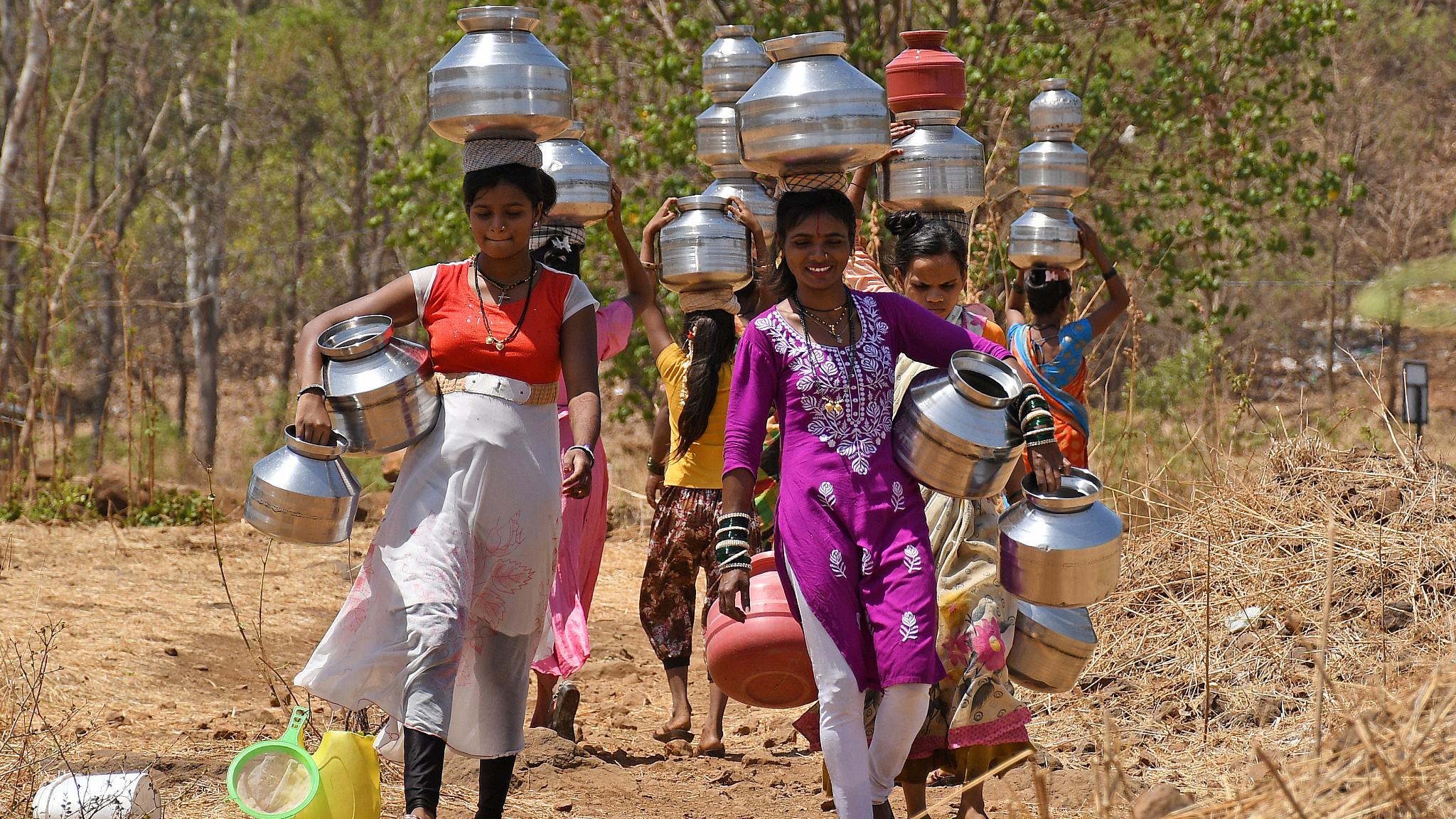 Villagers carry vessels to fill water from a well near Vihigaon village, Shahapur taluka of Thane district on the outskirts of Mumbai, India, May 1, 2024. /CFP
