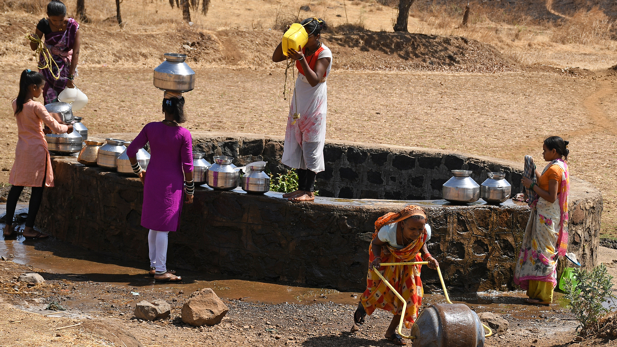 Villagers fill water from a well near Vihigaon village, Shahapur taluka of Thane district on the outskirts of Mumbai, India, May 1, 2024. /CFP