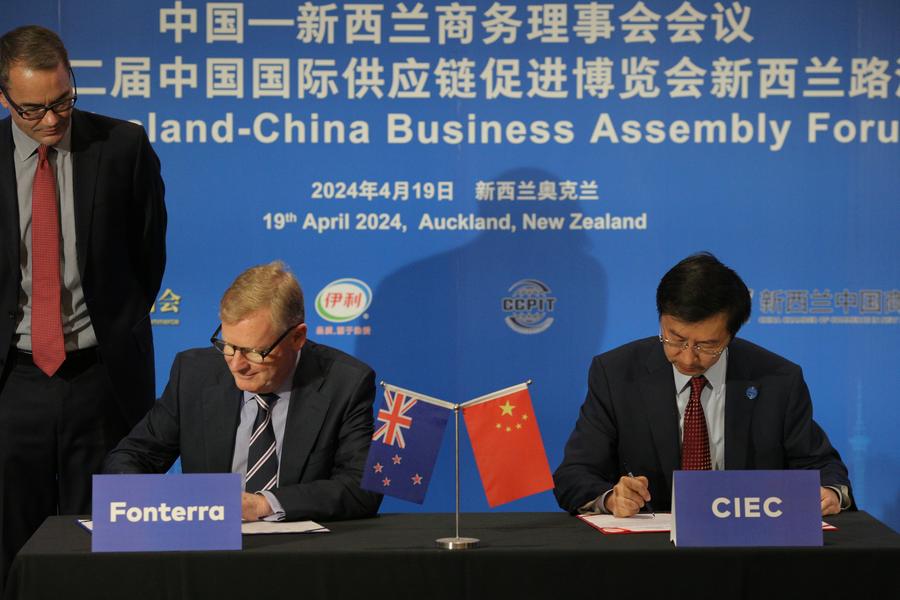 A signing ceremony for a letter of intent between New Zealand's dairy giant Fonterra and China International Exhibition Center (CIEC) during the Fifth New Zealand-China Business Assembly Forum and the New Zealand Roadshow for the China International Supply Chain Expo in Auckland, New Zealand, April 19, 2024. /Xinhua