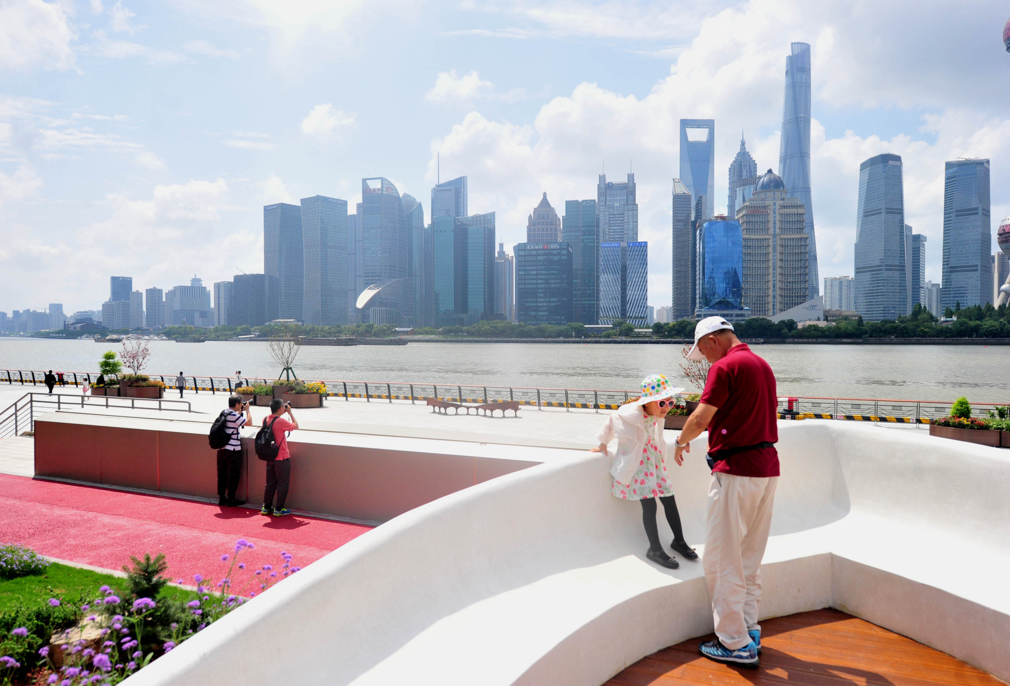 A file photo shows tourists ambling along the renovated North Bund Bay area in Shanghai. /CFP