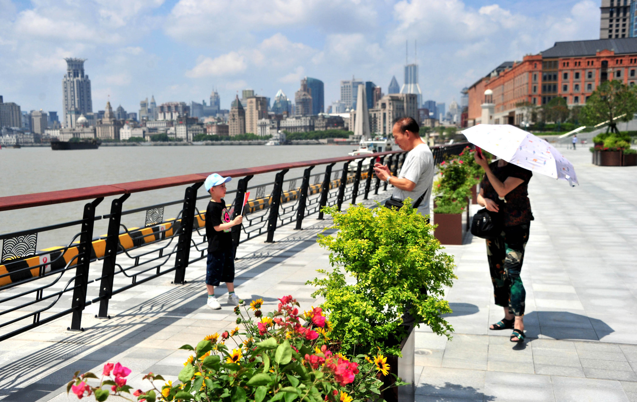 A file photo shows tourists ambling along the renovated North Bund Bay area in Shanghai. /CFP