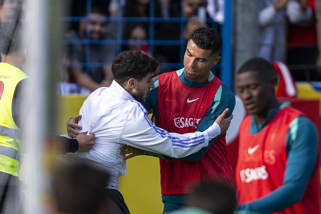 A fan hugs Cristiano Ronaldo (R) of Portugal during the team's training session in Gutersloh, Germany, June 14, 2024. /CFP