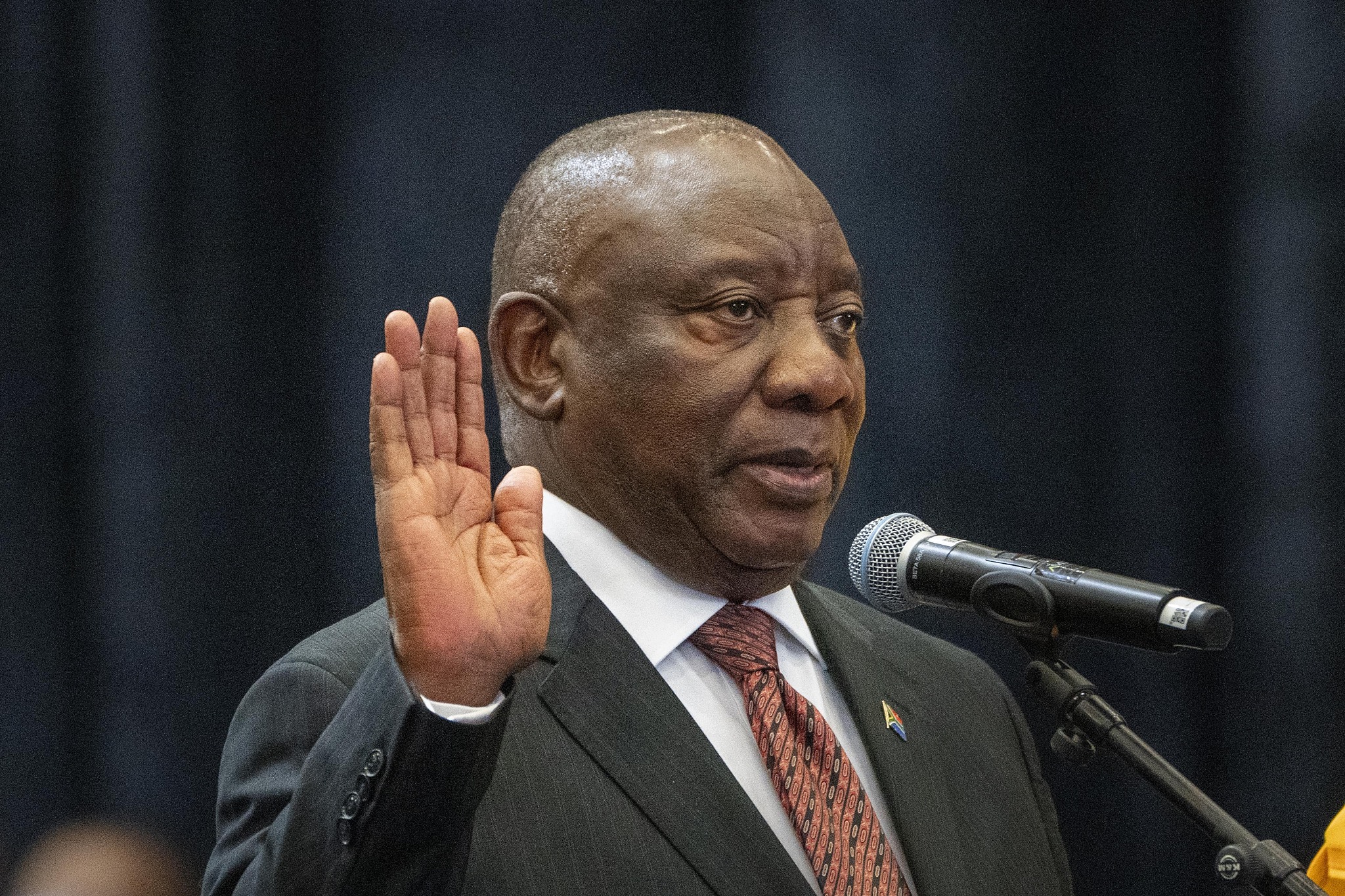 Cyril Ramaphosa raises his hand as he is sworn in as a member of the South African parliament, Cape Town, South Africa, June 14, 2024. /CFP