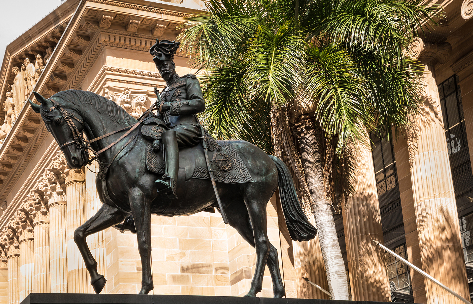 The statue of King George V in front of City Hall of Brisbane, Australia. /CFP