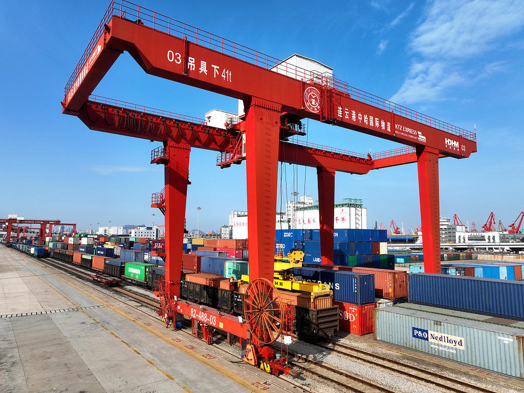 A large gantry crane loads containers onto a China-Europe freight train at the China-Kazakhstan (Lianyungang) logistics cooperation base in Lianyungang City, east China's Jiangsu Province, January 8, 2024. /CFP