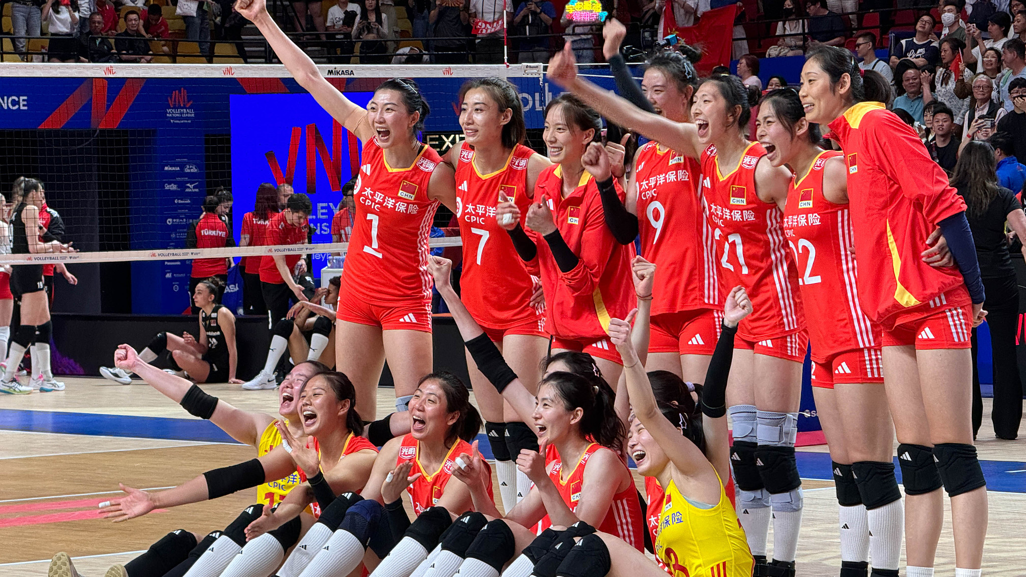 Chinese players celebrate after beating Türkiye at the FIVB Women's Nations League third leg in Hong Kong Special Administrative Region, China, June 15, 2024. /CFP