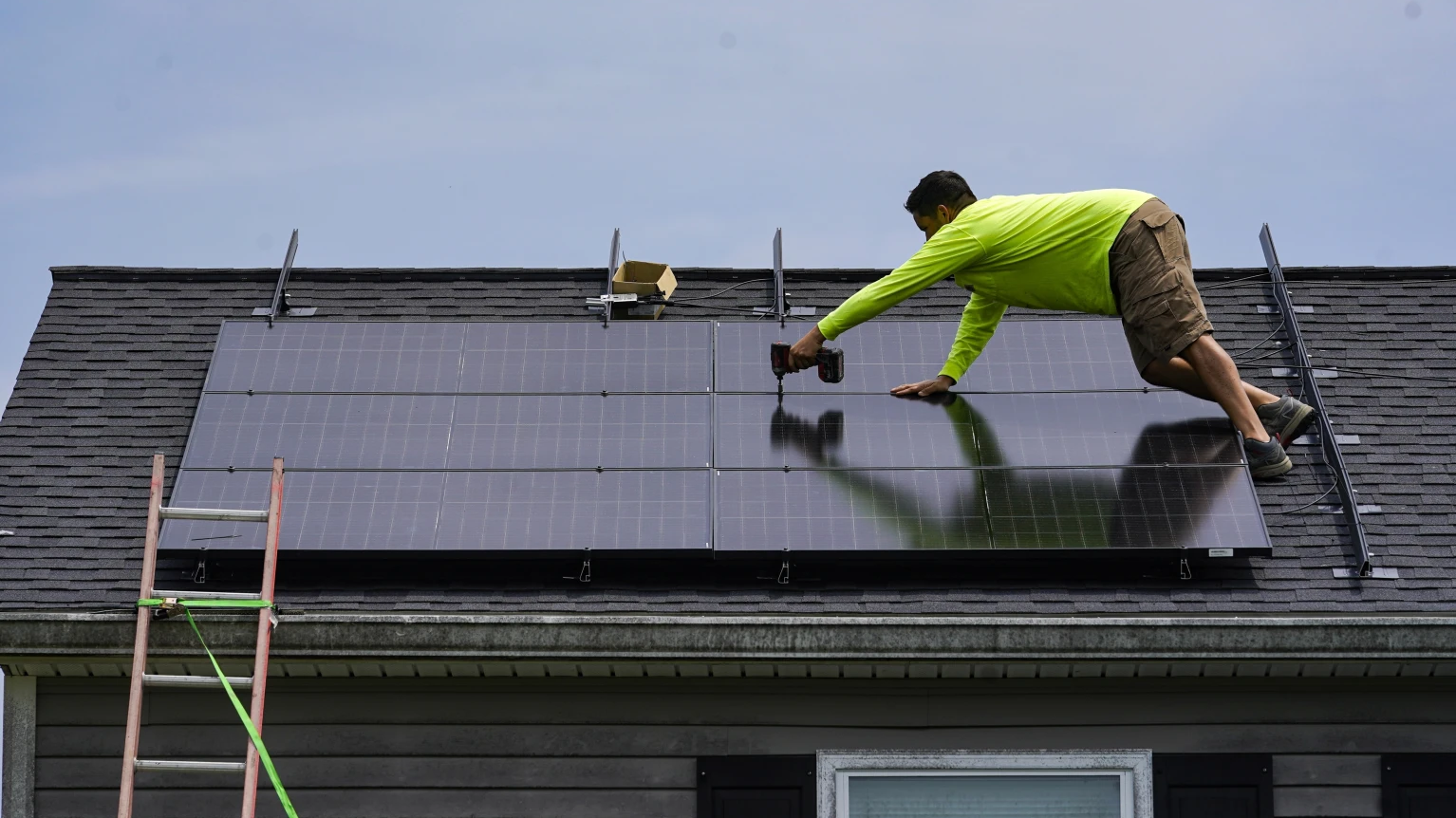 A man installs a solar panel on the roof of a home in Frankfort, Kentucky, the U.S., July 17, 2023. /AP