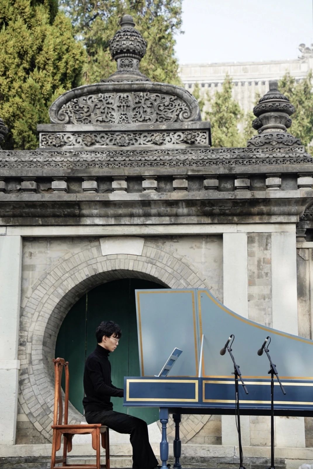 Young harpsichordist Jiang Yushan performs Bach's compositions at the Wanshou Temple in Beijing, October 30, 2023. /Timeless Acoustics within the Ancient Walls