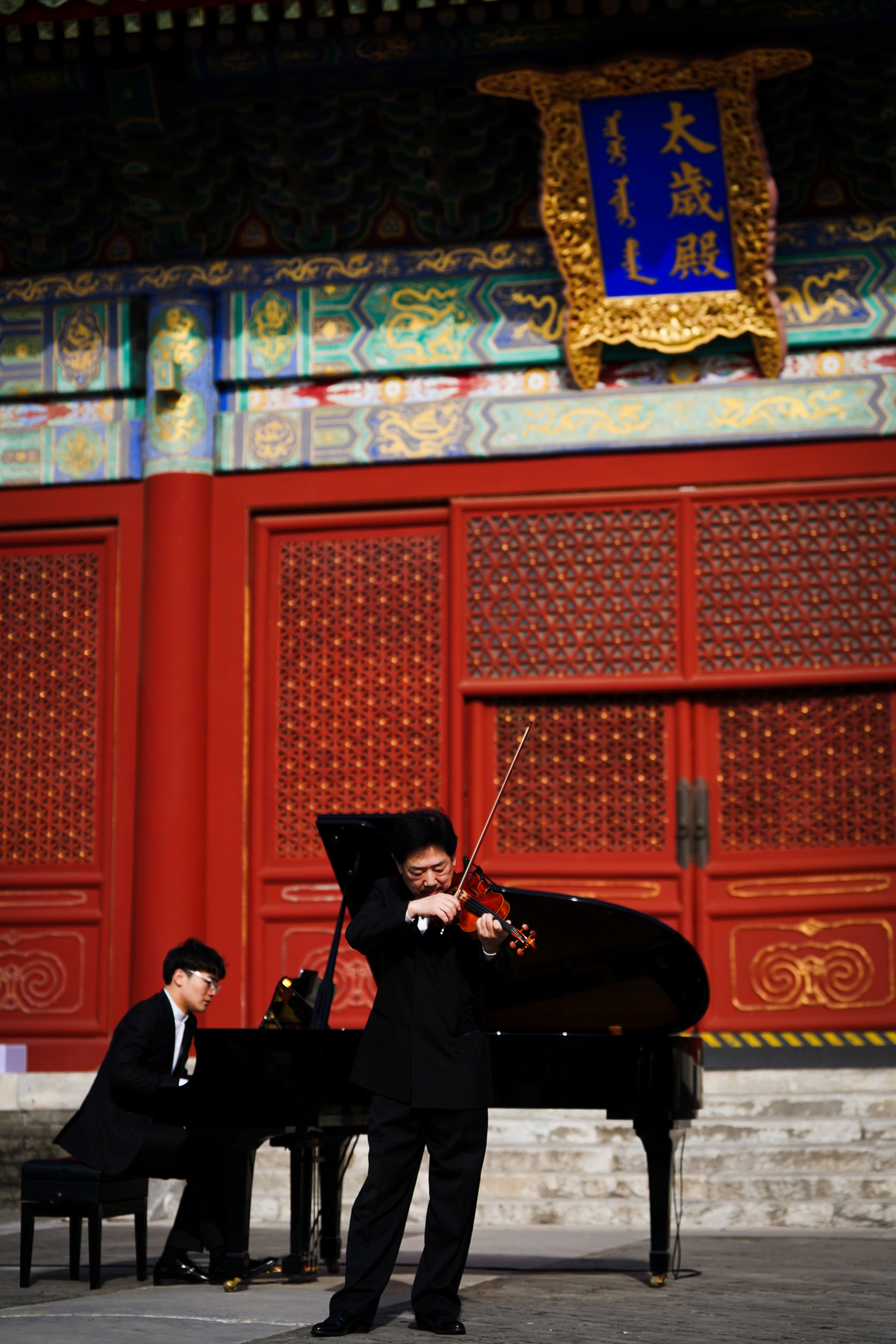 Violinist Liang Danan and young pianist Meng Xiang perform a duet at the Xiannong Altar in Beijing, November 13, 2023. /Timeless Acoustics within the Ancient Walls