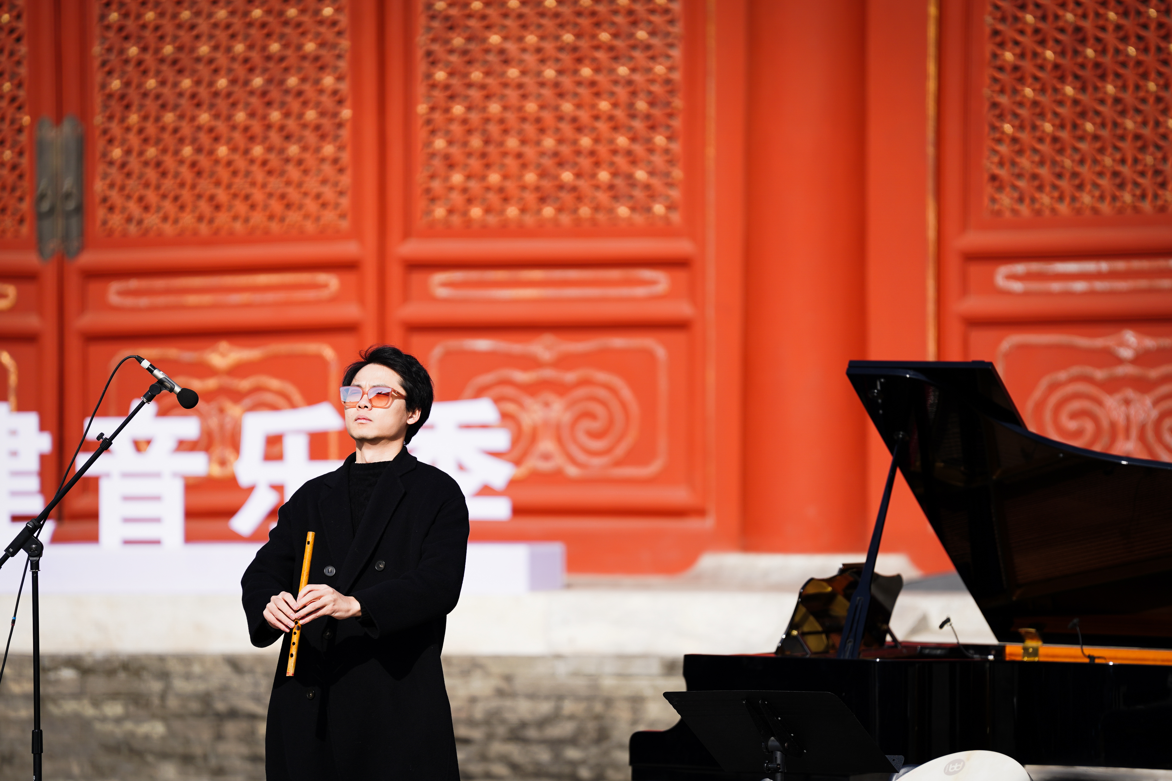 Musician and composer Chen Yusheng performs at the Xiannong Altar in Beijing, Novemer 13, 2023. /Timeless Acoustics within the Ancient Walls