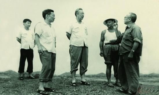 Xi Zhongxun (3rd left) and Xi Jinping (1st left) conduct a field trip in Huiyang, south China's Guangdong Province, August 1978. /China Media Group