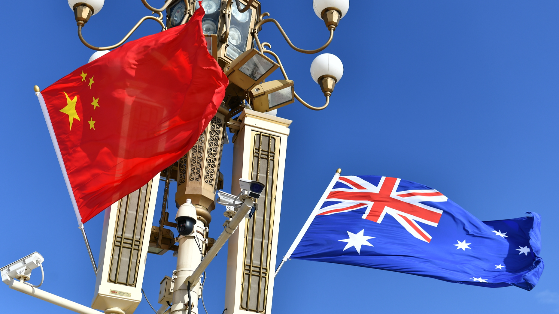 National flags of China and Australia. /CFP