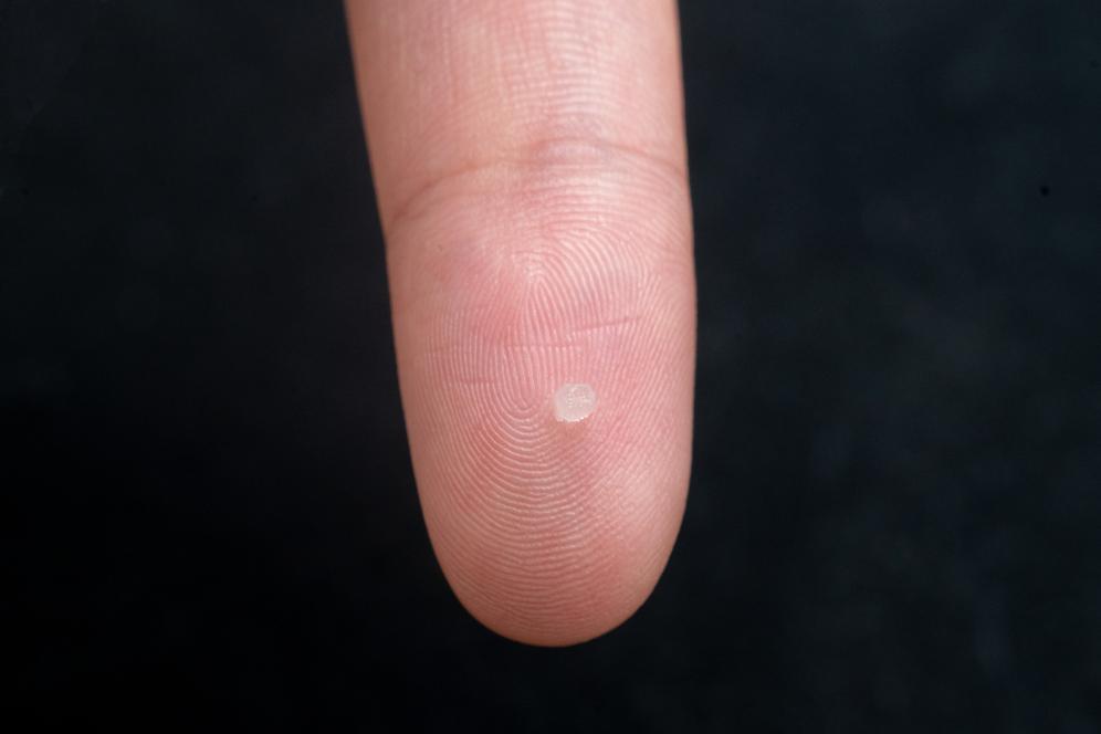 A gel-based tiny sensor that is implantable, biodegradable and wireless for data transfer is seen in Wuhuan City, central China's Hubei Province. /Research team led by professor Zang Jianfeng from the Huazhong University of Science and Technology