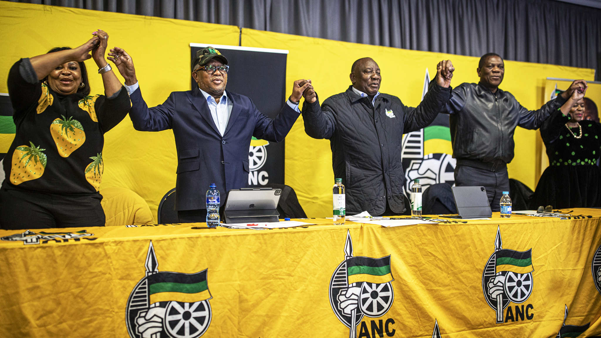 African National Congress (ANC) President Cyril Ramaphosa (C) announces that the ANC will seek a unity government with other parties at a special executive committee meeting in Boksburg, South Africa, June 6, 2024. /CFP